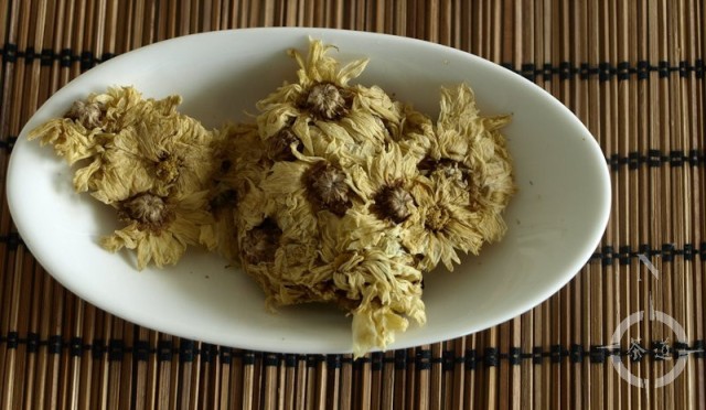 dried chrysanthemum flowers on plate